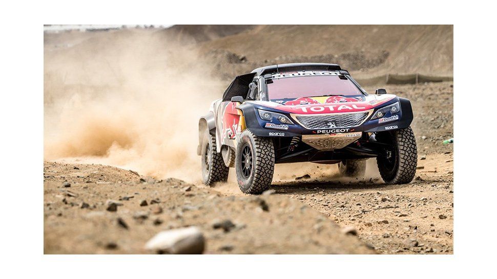 carlos sainz rompio la caja de cambios pero se mantuvo como lider en autos
