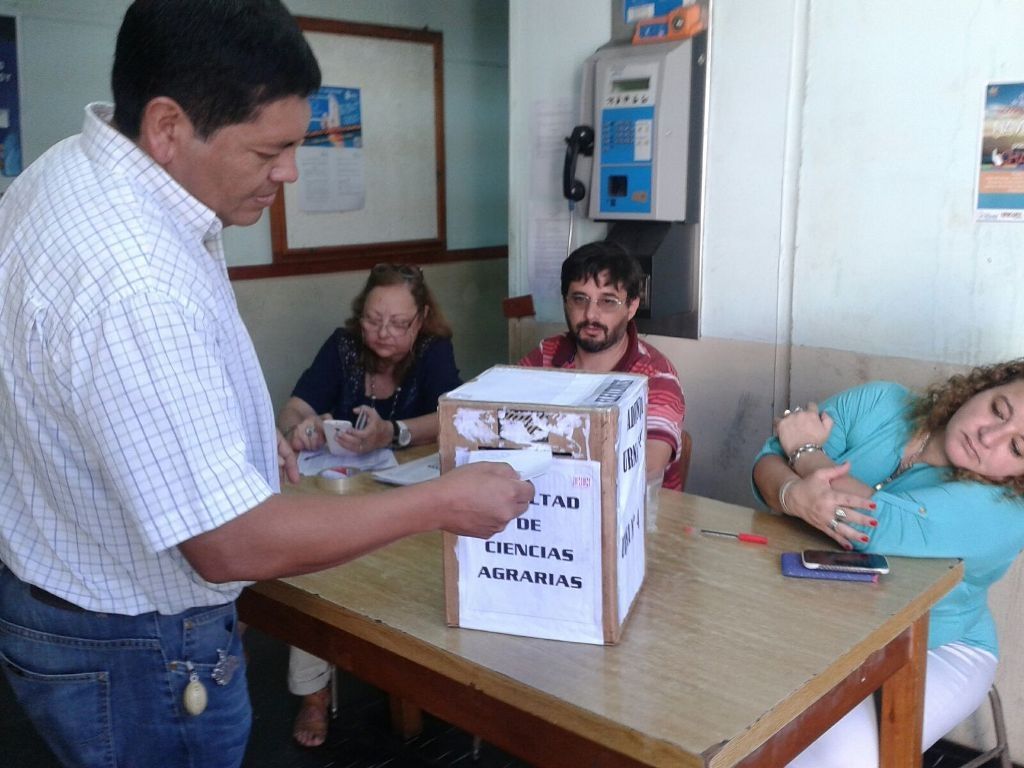 Docentes votando