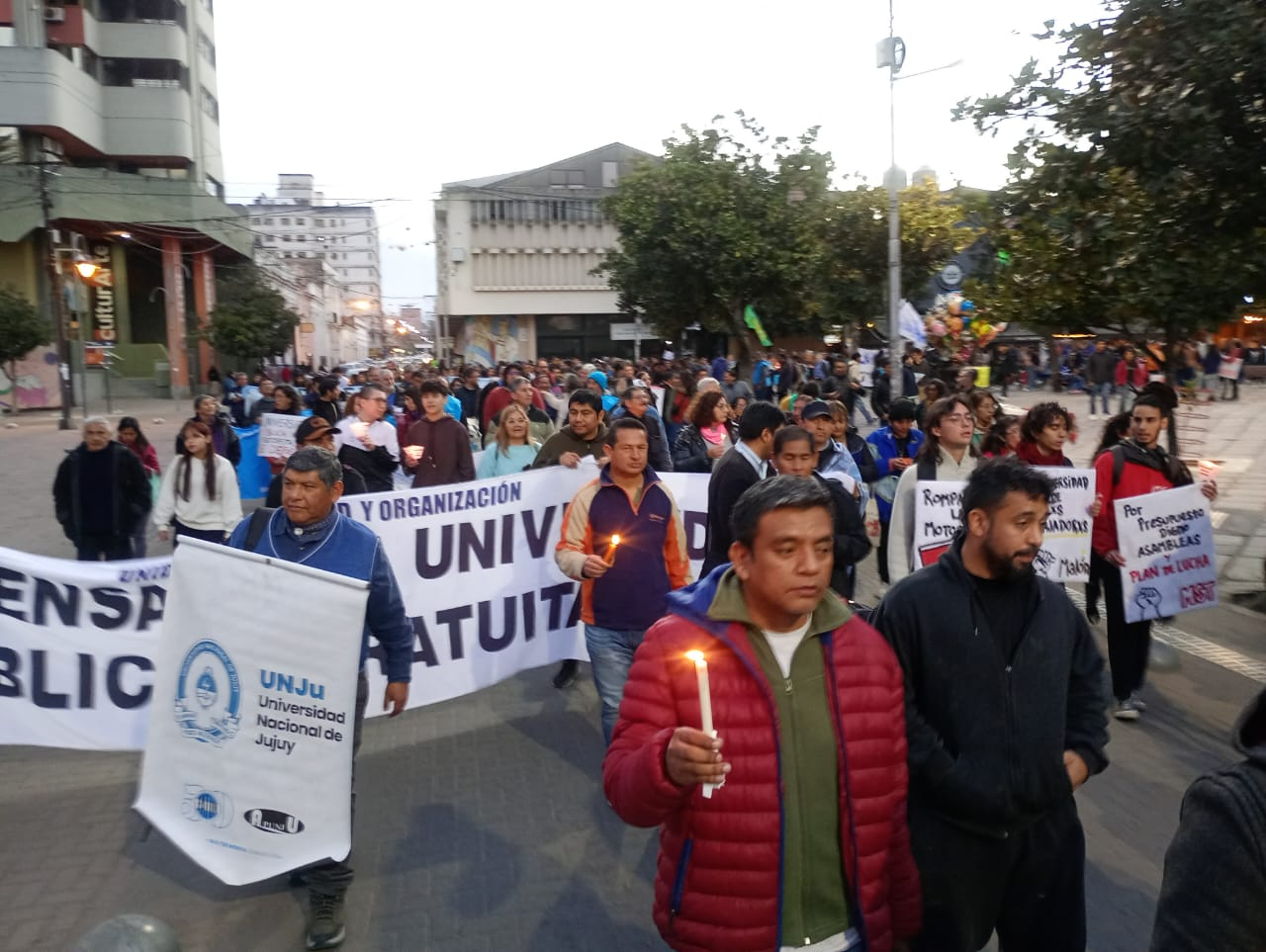 Reclamo universitario: marcha en Jujuy.