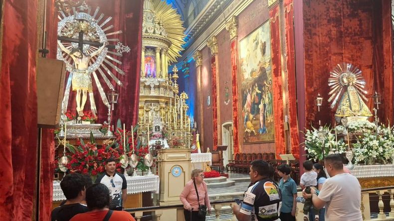 Multitudinaria peregrinación por el Señor y la Virgen del Milagro en Salta