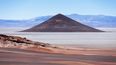El Cono de Arita, ubicado en medio de la Puna, se presenta como una de las grandes maravillas naturales de Argentina.