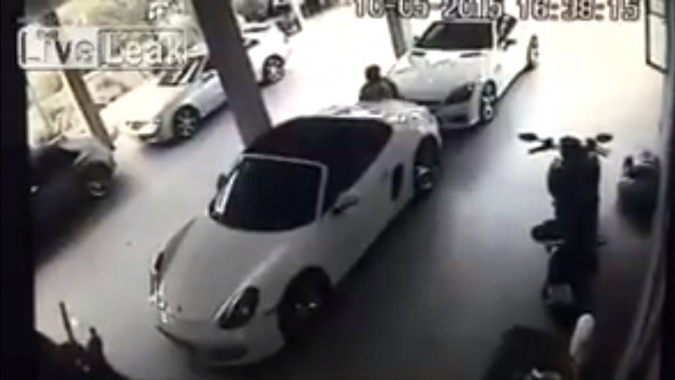 ¡Insólito! Un borracho fue encontrado teniendo sexo con un auto deportivo