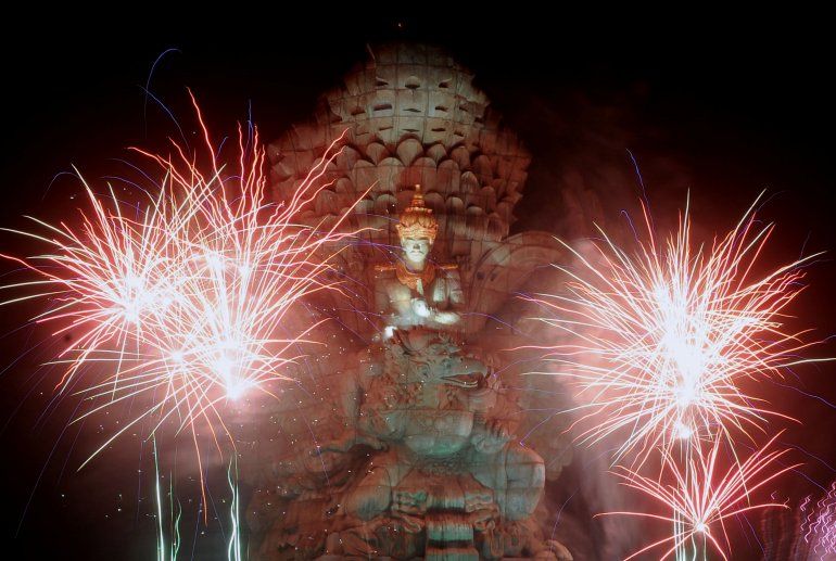 Fuegos artificiales explotan sobre la estatua de la Kencana de Garuda Wisnu durante las celebraciones de A&ntilde;o Nuevo en Bali, Indonesia (Antara Foto Fikri Yusuf&nbsp; via REUTERS)