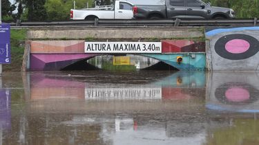 Fuerte temporal en Mendoza: granizo, inundaciones, autos arrastrados y una retroexcavadora volcada