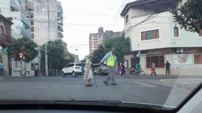 El buen gesto del día: un inspector de tránsito ayudó a cruzar la calle a una abuela