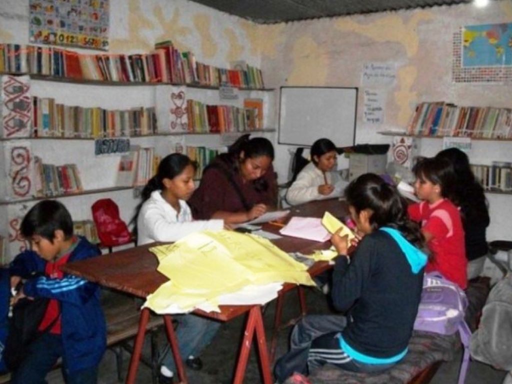 Niños pájaros creando