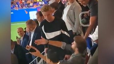 El feo gesto de Gerard Piqué con la pareja de De Jong.&nbsp;