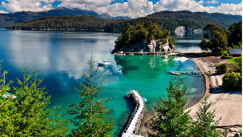 Situada al noroeste del lago Nahuel Huapi, en la provincia de Neuquén, este es un destino muy pintoresco en el Parque Nacional Nahuel Huapi. Bosques, ríos, montañas, cascadas, conforman paisajes coloridos espectaculares. a tan sólo 70 kilómetros de distancia de San Carlos de Bariloche, Villa La angostura es una zona turística para para vacaciones, practicar diversos tipos de deportes y reducir el estrés, según la IA.