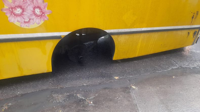 Accidente - coolectivo sin rueda (3)