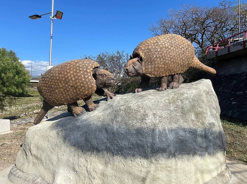 Presentaron las esculturas de los Gliptodontes en el Parque Xibi Xibi