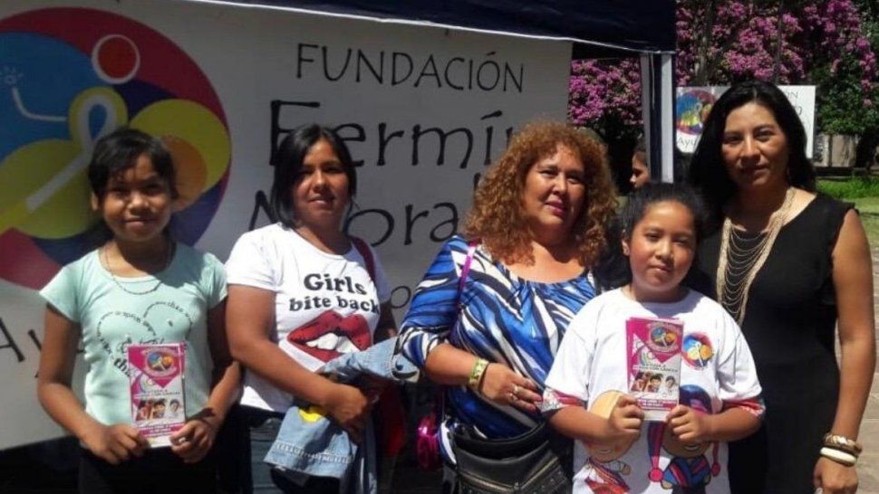 Cortan el pelo gratis y reciben donaciones para concientizar sobre el cáncer infantil en Jujuy