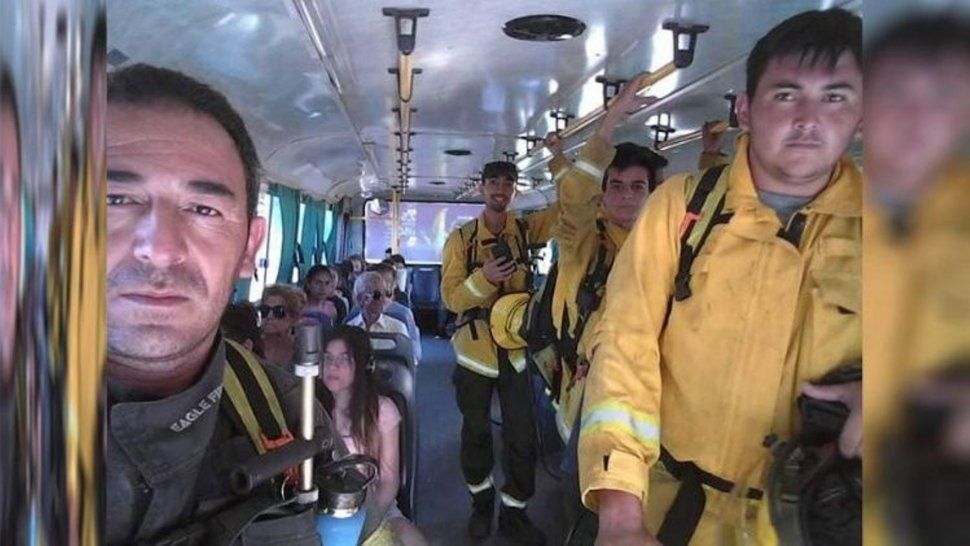La autobomba se quedó sin nafta y fueron a apagar el incendio en colectivo