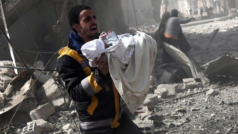 Imágenes desgarradoras: al menos 21 muertos en nuevos ataques aéreos en  Siria