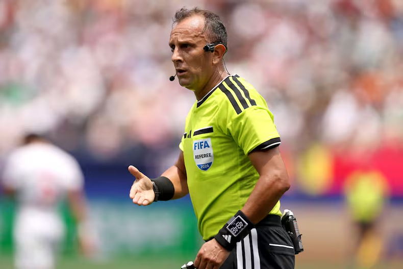 El &aacute;rbitro argentino Dar&iacute;o Herrera tuvo mucha participaci&oacute;n en el duelo entre B&eacute;lgica e Ir&aacute;n