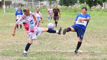 Fútbol de veteranos en Palpalá.