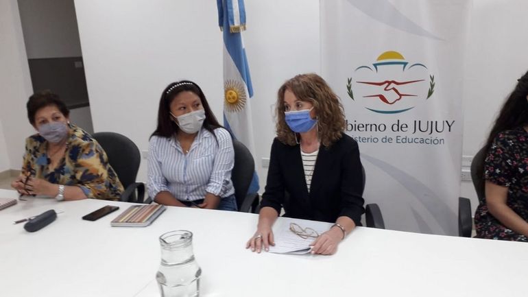 La ministra de Educación de Jujuy, María Teresa Bovi, en la conferencia de prensa donde anticipó que 7 mil alumnos se reincorporan a la escuela.