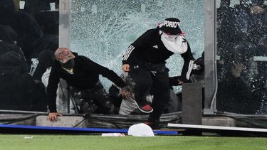 Dos hinchas de Colo-Colo murieron en una avalancha y la barra irrumpió en la cancha.