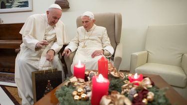 el ex pontífice&nbsp;Benedicto XVI se encuentra muy enfermo y el Papa Francisco pidió rezar por él.