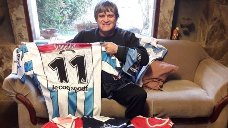 Mario Lobo con algunas de sus camisetas.