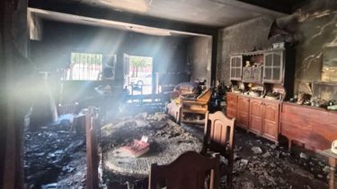 Incendio en barrio Malvinas: rescataron a un hombre de 78 años y a un adolescente
