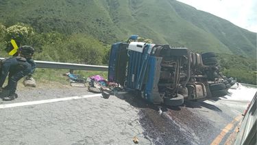 Camión volcado en la Cuesta de Bárcena.Foto: Portal del norte jujuy