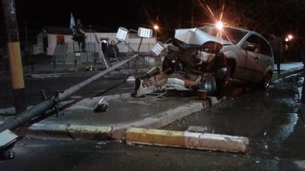 Perdió el control, se subió a la vereda y chocó contra un poste de iluminación
