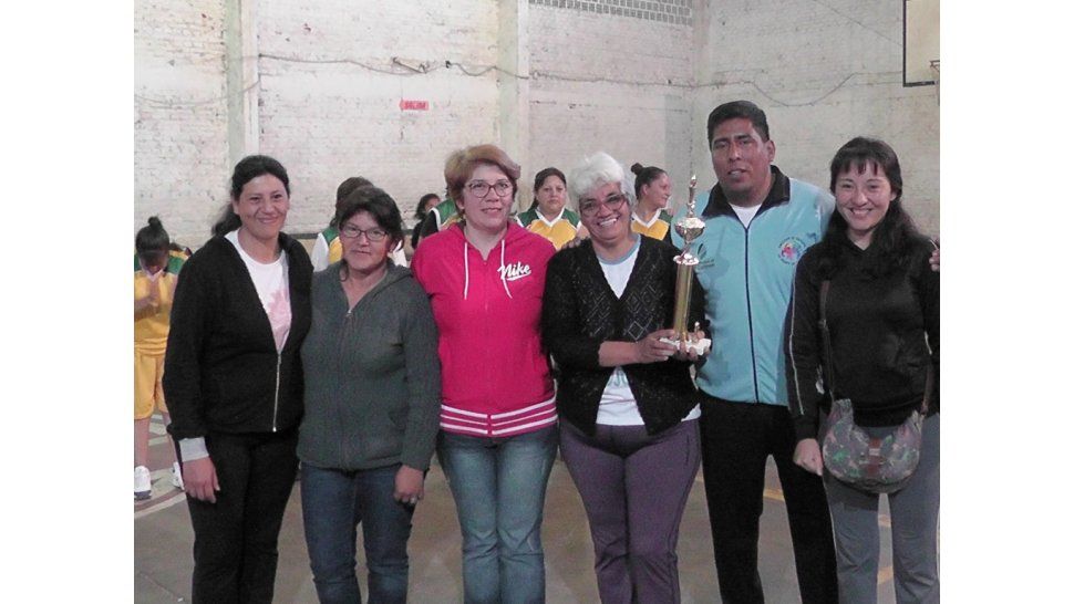 Trofeos para el maxibasquet