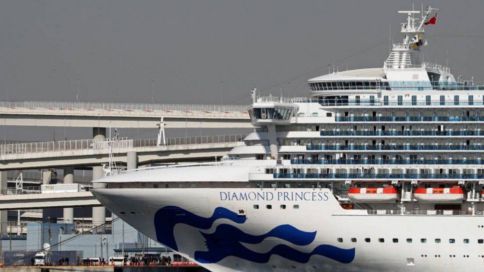 Coronavirus: murieron dos pasajeros del crucero en Japón y la cifra supera los 2.000