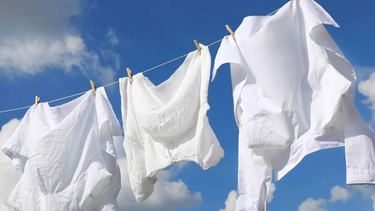 El truco casero para sacar las manchas amarillas de la ropa