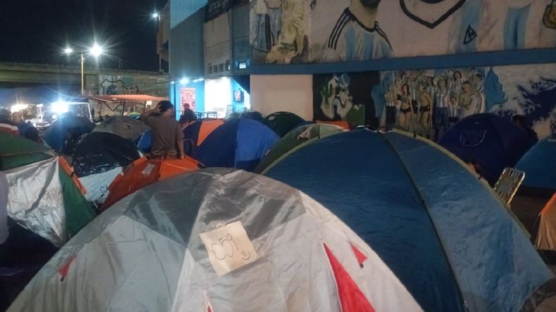 Fanáticos de Cazzu acampan en el estadio 23 de Agosto