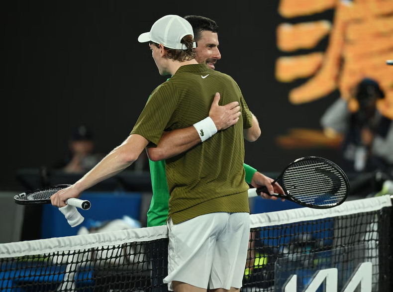 Novak Djokovic venció a Jannik Sinner en un partidazo a cinco sets y se metió en la final del Abierto de Australia, reafirmando su vigencia en el tenis.