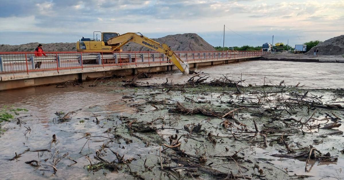 Termas de Río Hondo: por el desborde del río Dulce se inundaron calles y se evacuaron a 40 personas