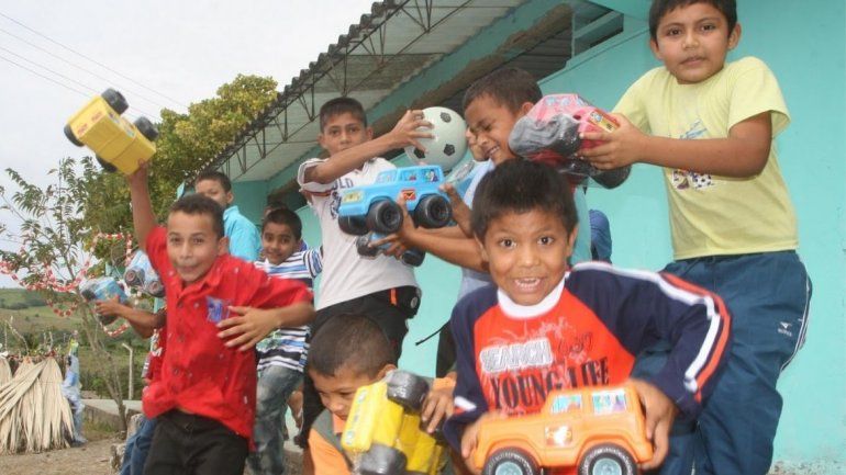 Sonrisas de niños / todos pueden colaborar con ellos para esta Navidad.