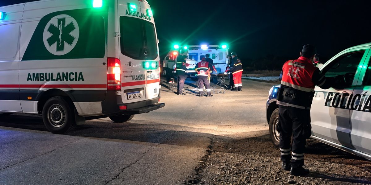 Un hombre que iba en su moto chocó contra una camioneta y murió.