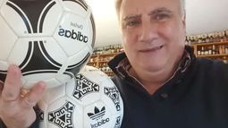 Jorge Yovovich coleciona las pelotas de los mundiales de fútbol