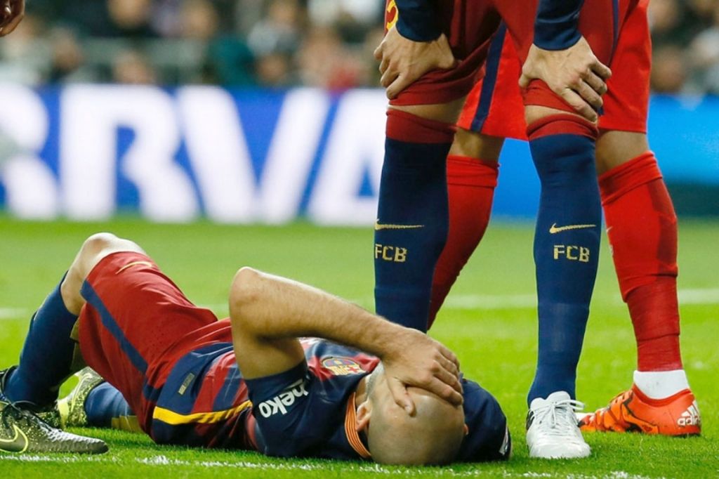 Javier Mascherano en el suelo