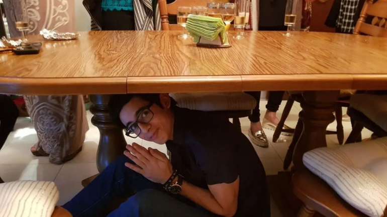 Meterse abajo de la mesa
