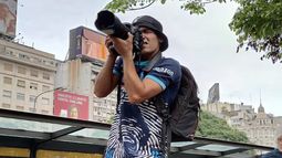 Un video captó el instante en que el joven, agachado mientras intentaba fotografiar, sufrió el golpe.