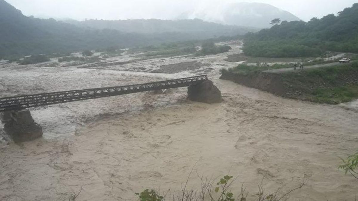 La crecida arrastró un puente que une Salta con Bolivia