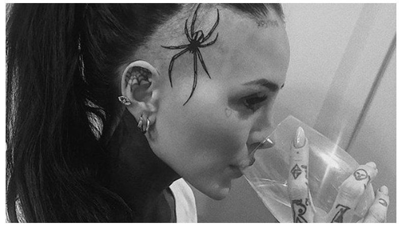 Cande Tinelli se rapó para tatuarse una araña en la cabeza