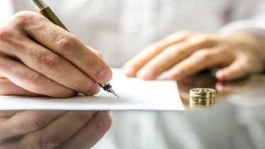 El hombre celebró con un insólito baile luego de haber firmado los papeles del divorcio.