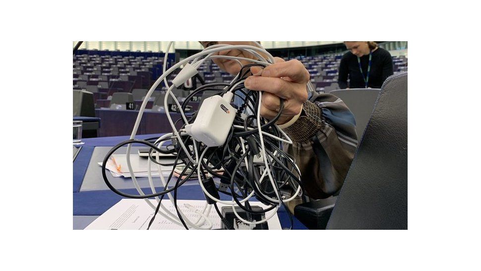 la union europea pone fecha de inicio al cargador universal