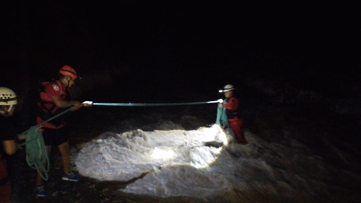 Rescatan a un hombre que quedó atrapado por la crecida del Río León Rescatan a un hombre que quedó atrapado por la crecida del Río León