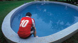 Diego Armando Maradona como nadie lo vio: en la más absoluta soledad en la pileta después de jugar un partido en la quinta de su amigo Federico Rivero en Tortuguitas. Foto: Maxi Vernazza. Diego Armando Maradona como nadie lo vio: en la más absoluta soledad en la pileta después de jugar un partido en la quinta de su amigo Federico Rivero en Tortuguitas. Foto: Maxi Vernazza.