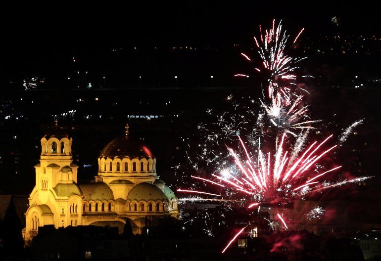 El espect&aacute;culo sobre la catedral de Alexander Nevski durante las celebraciones del A&ntilde;o Nuevo en Sof&iacute;a, Bulgaria (REUTERS Stoyan Nenov)