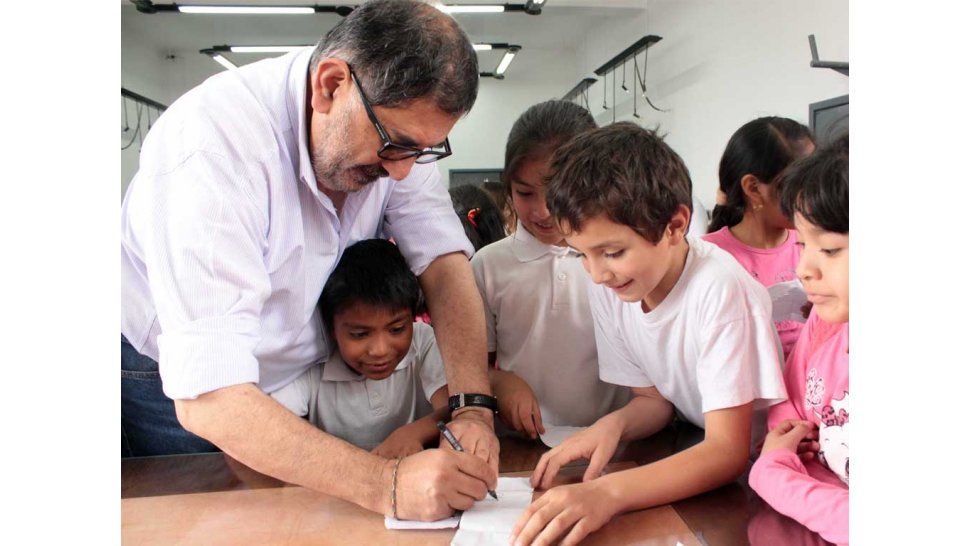 El Intendente junto a los niños