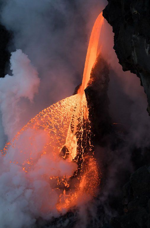 Un chorro de lava en Kalapana, Hawaii.