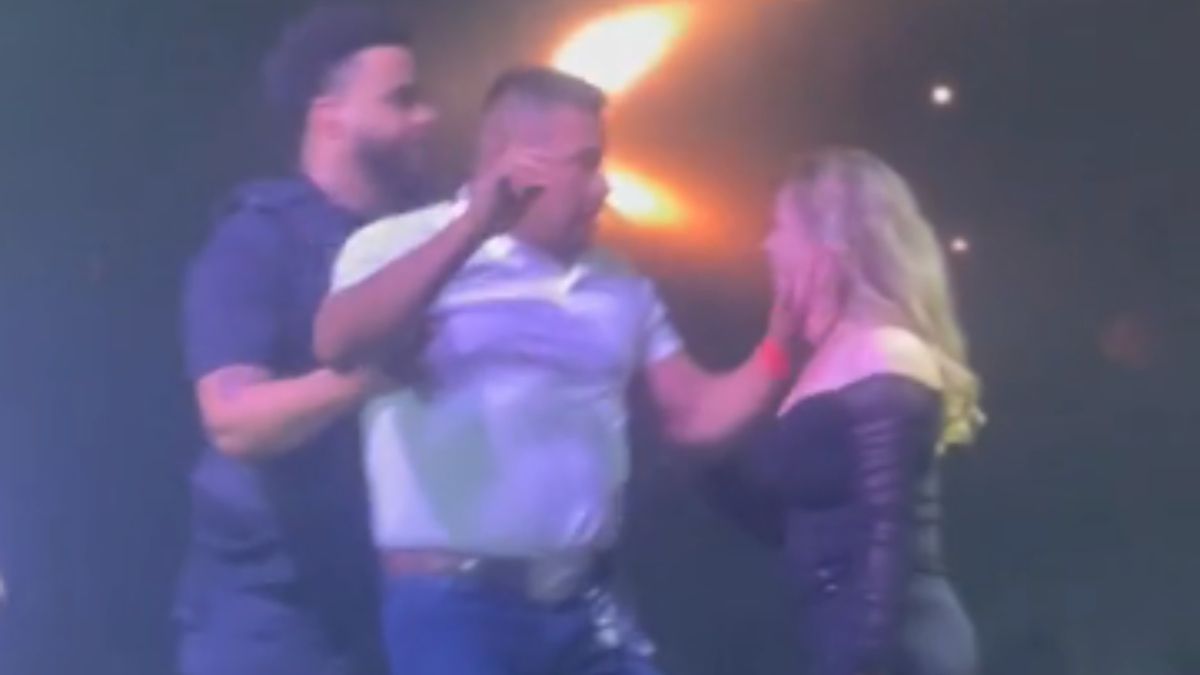 Un hombre se enojó cuando vio que su mujer bailaba de manera muy sensual con un payaso durante un show.