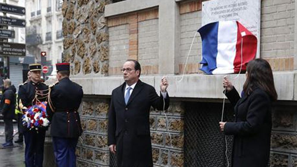 Hollande rindió homenaje