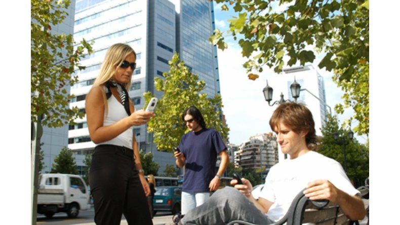 gente con celulares